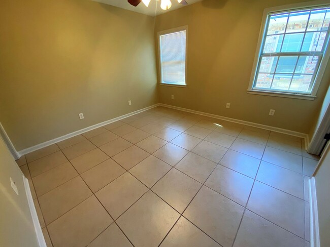 Building Photo - Spacious 2-Bedroom Duplex Near McNeese Sta...