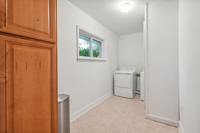 Building Photo - 821 Lakemont Dr