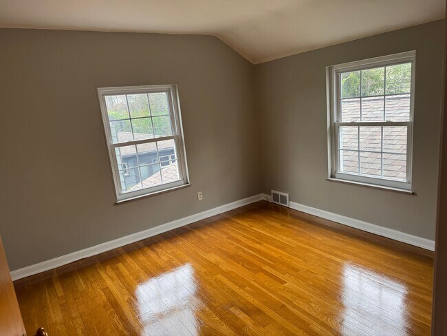 Building Photo - 3 Bedroom 1.5 bathroom Single Family Home, Upper Arlington Schools