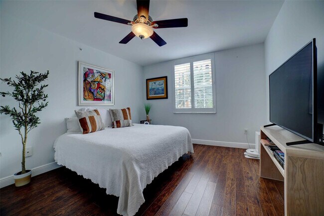 Building Photo - 720 S Sapodilla Ave