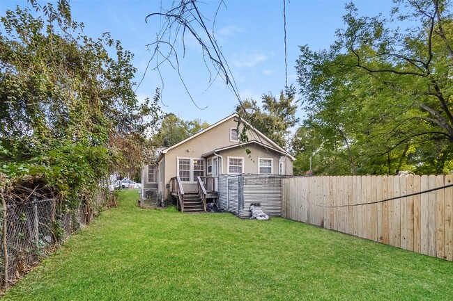 Building Photo - "Charming 2-Bedroom, 2-Bath Duplex in Prime Sherman Location – Your Perfect Home Awaits at 814 W....