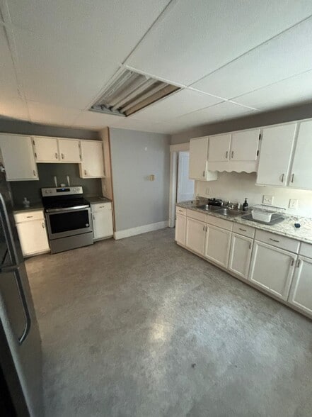 Primary Photo - 25 Lenox St