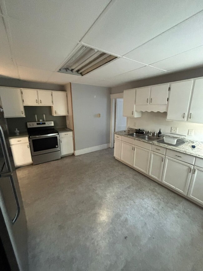 Building Photo - 25 Lenox St