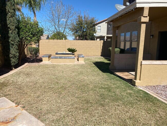Building Photo - 1704 S Falcon Dr