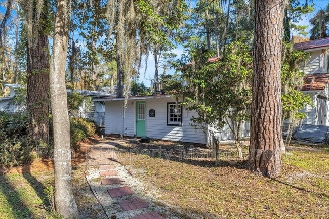 Building Photo - 3 Southwood Dr