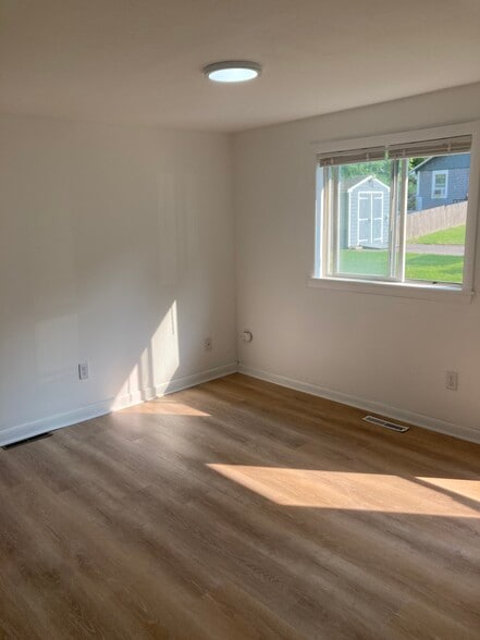 Building Photo - 8 Regency Dr