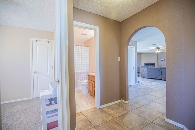 Building Photo - 3 Bedroom 2 Bathroom