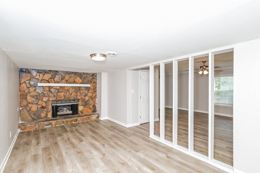 Building Photo - 2995 Creel Rd
