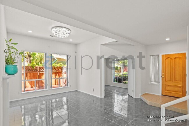 Building Photo - 914 Vista Pointe Dr