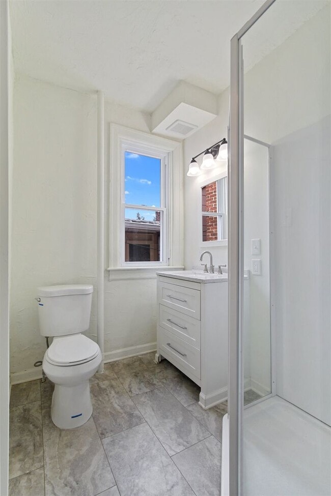 Building Photo - Spacious 5 Bedroom, 2 Bath Home in York City!