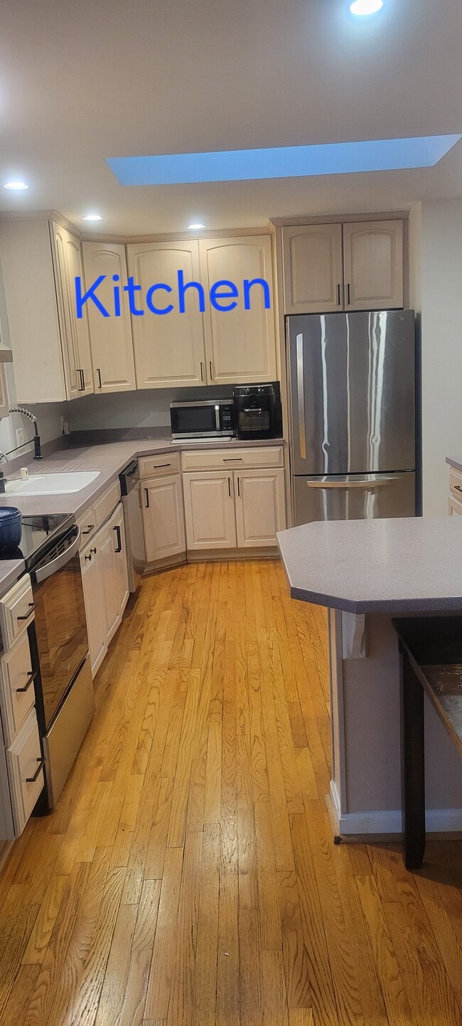 Building Photo - 2133 Hallmark Dr