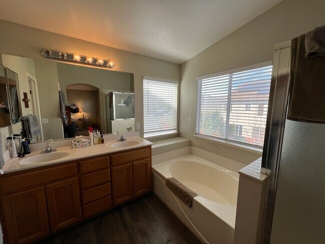 Building Photo - 3 bedroom + a loft in desirable Manteca!