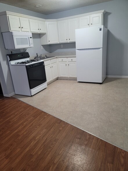 Full Kitchen - 891 Brian Ln