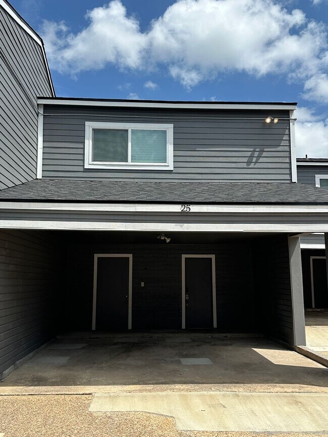 Building Photo - College Station - 2 bedroom / 1.5 bath Condo - 2 story with covered parking -