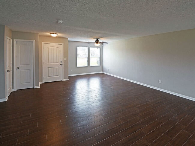 Building Photo - 3 bedroom 2.5 bath over 2,200 sq feet near Hacks Cross and Shelby Dr