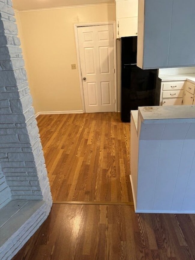 Building Photo - Charming 3 bed, 2 bath, 2 car garage in we...