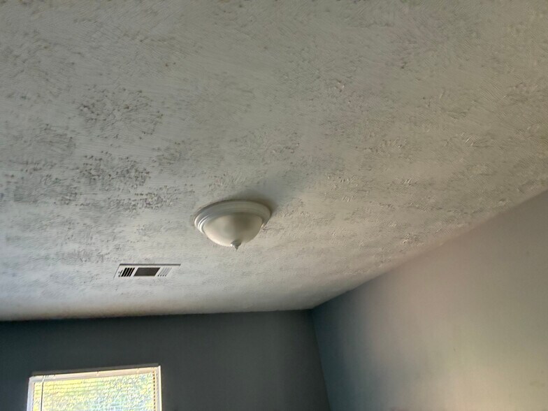 Building Photo - Room in House on Feather Dr