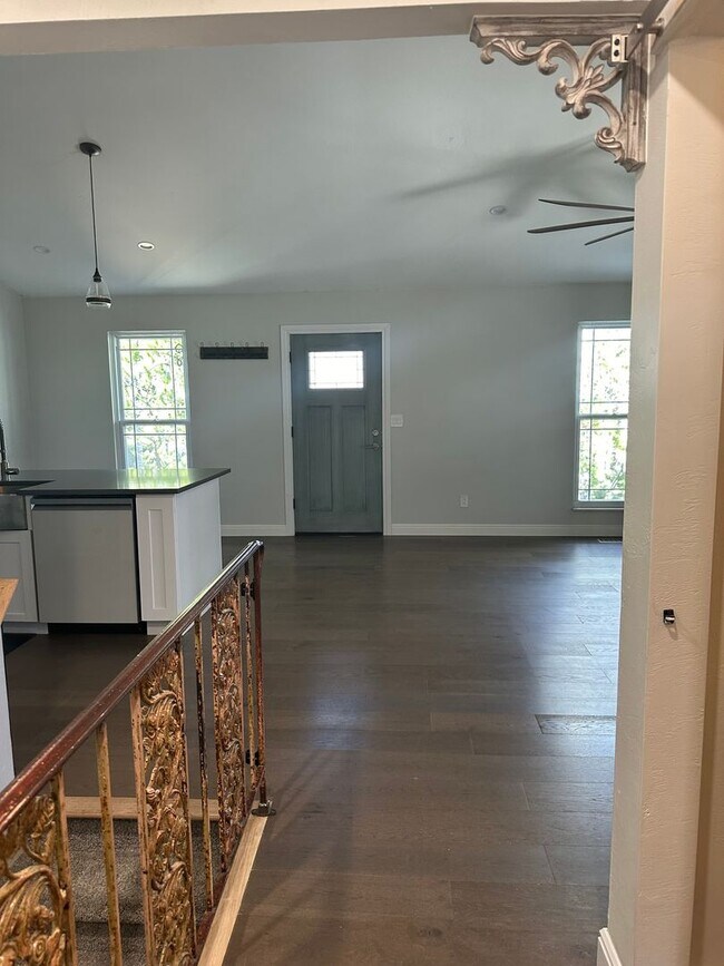 Building Photo - 3 Bed 2 Bath Remodeled Home for Rent!