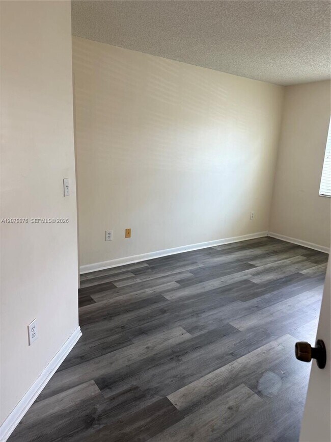 Building Photo - 2255 SE 27th Dr