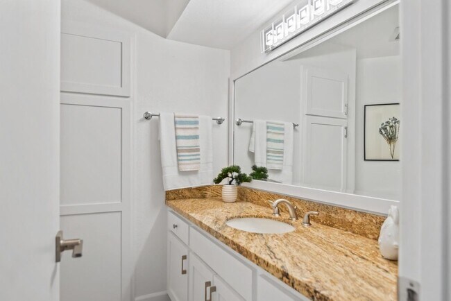 Building Photo - 999 Evelyn Terrace W