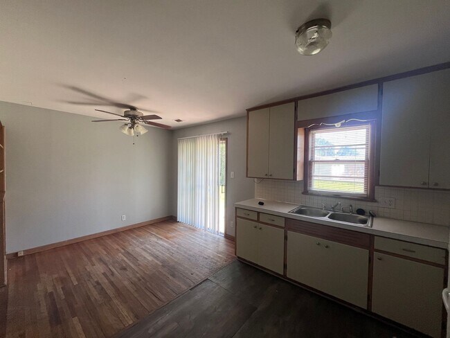 Building Photo - 3 Bedroom / 1 Bath House