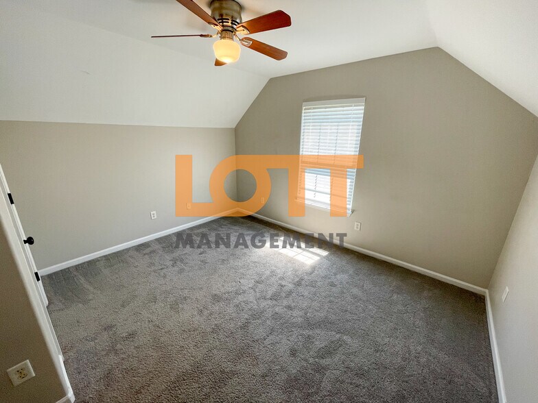 Building Photo - 204 Jarrett Ln