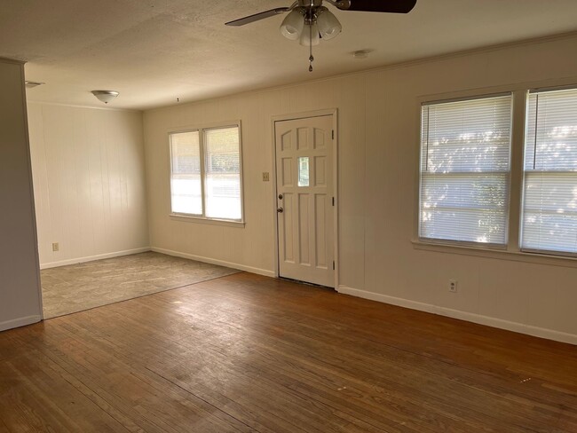 Building Photo - 3BR/1BA off Shed Road in Bossier City