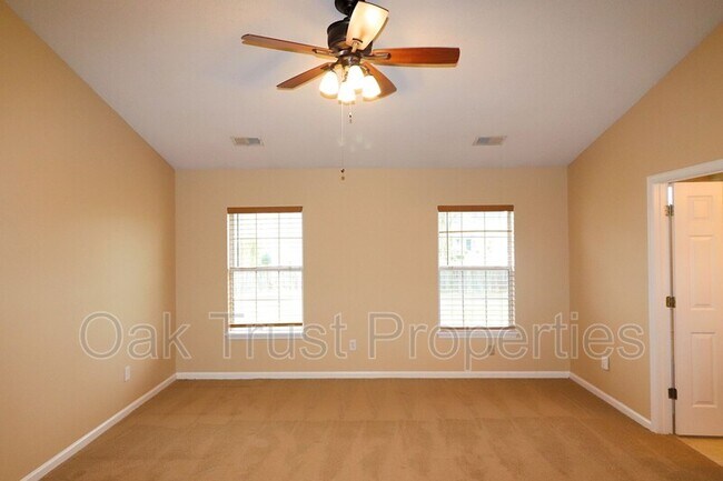 Building Photo - 538 Holiday Dr