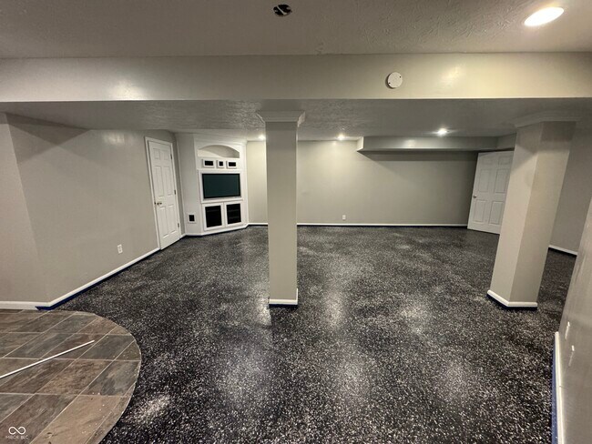 Building Photo - 7435 Sycamore Run Dr