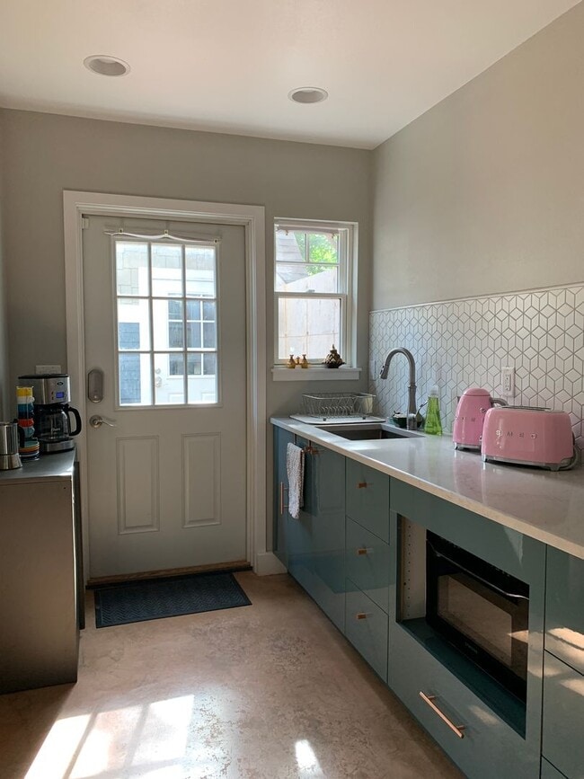 Building Photo - Charming 1 bdrm 1 bath lower level Manitou...