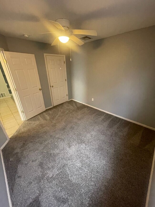 Building Photo - Charming 3 bedroom/2 bathroom Home located in Las Colinas