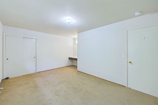 Building Photo - 1333 Regent St