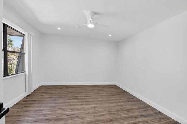 Building Photo - 717 NW 29th Ave