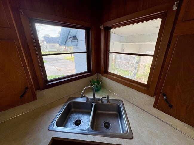 Building Photo - 1836 Rivercrest St