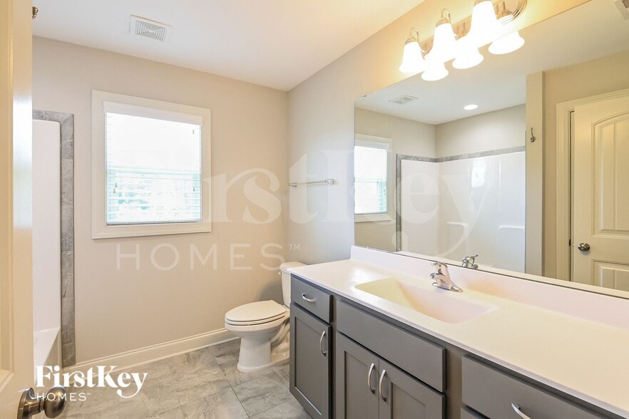 Building Photo - 92 Squire St