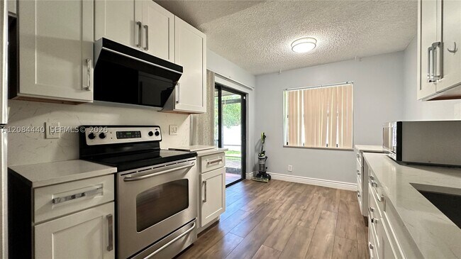 Building Photo - 566 SW 20th Ct