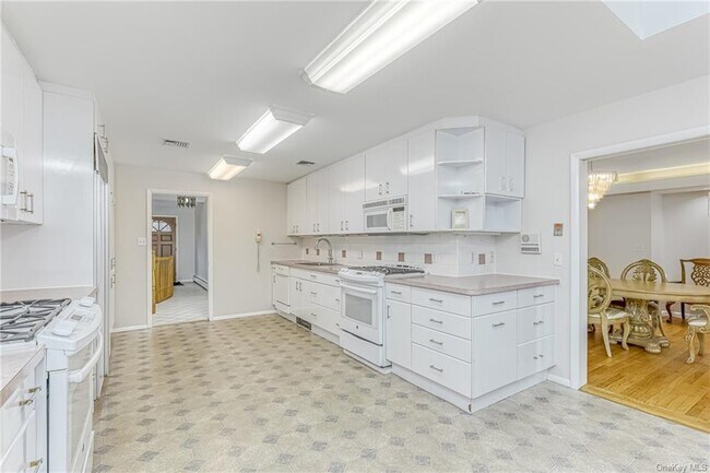 Building Photo - 9 Cloverdale Ln