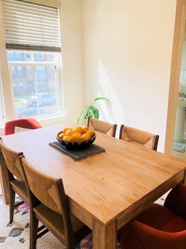Building Photo - Newly Built Townhome with Tons of Space an...