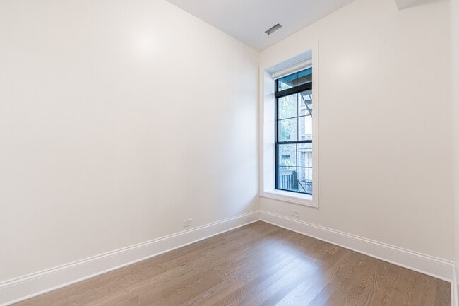 Building Photo - 509 W Armitage Ave