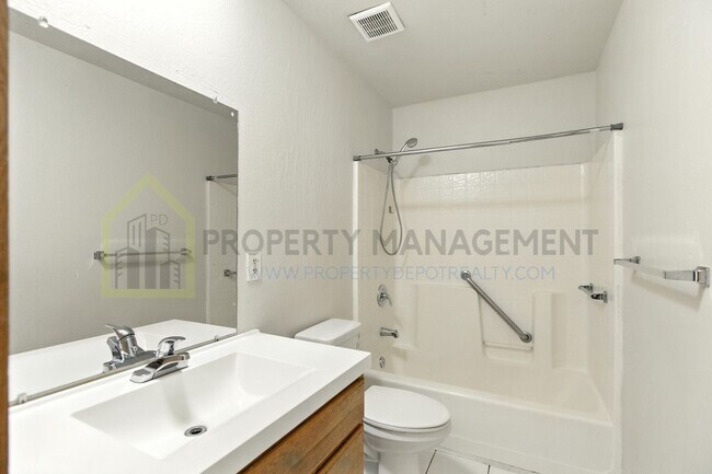 Building Photo - 15th Ave_4Plex