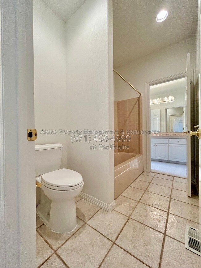 Building Photo - 820 NW Pebble Beach Way