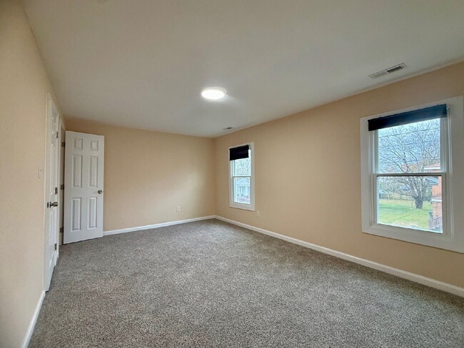 Building Photo - Updated 4 bedroom 2 bath home!