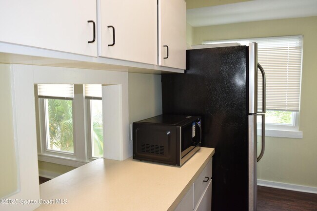 Building Photo - 658 Young St