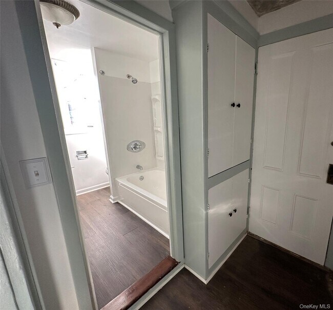 Building Photo - 10 Willet St