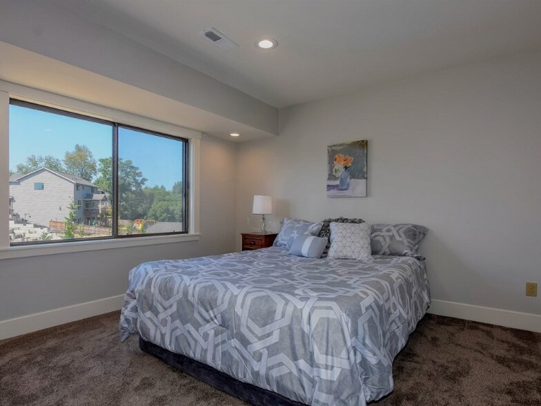 Building Photo - 4611 NE 127th Way