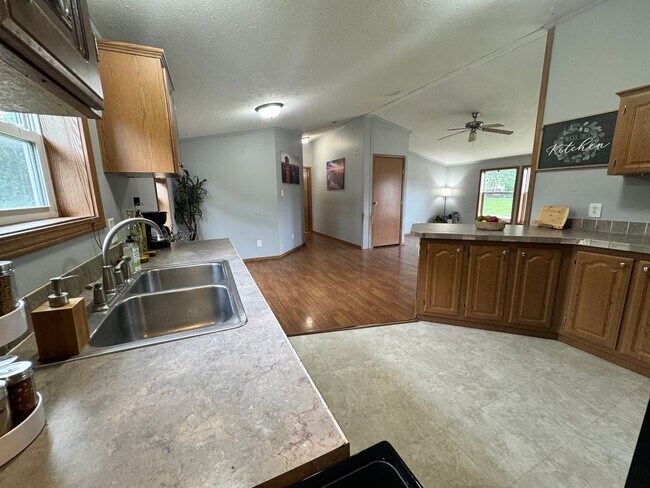 Building Photo - 215 Greenbush Dr