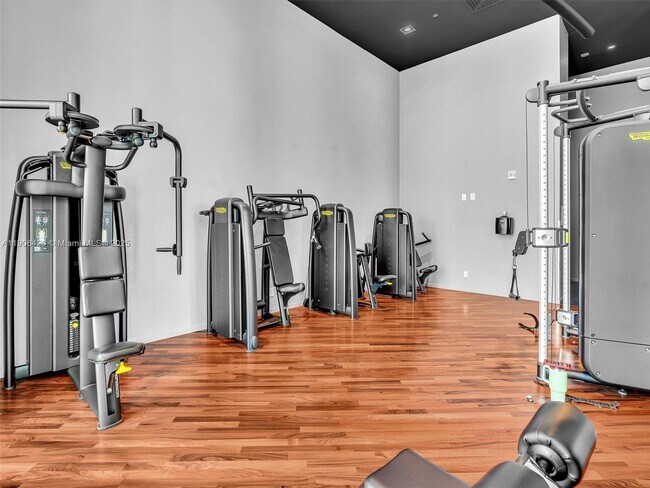 Building Photo - 1300 Brickell Bay Dr