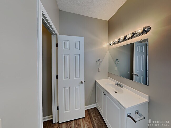 Building Photo - 101 Royal Crest Dr
