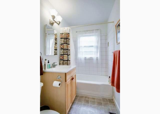 Bathroom (1st Floor) - 54 NE Graham St