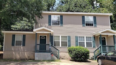 Building Photo - Large 4 bedroom town home with ceramic tile for rent right away for $1650